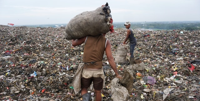 Memikul sampah. (Foto: Aditia Noviansyah/kumparan)