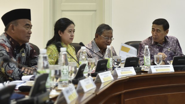 Puan Maharani (kedua dari kiri) saat rapat. (Foto: Puspa Perwitasari/Antara)