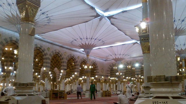 Payung raksasa di tengah Masjid Nabawi (Foto: Imam Khairul Annas/Wikimedia Commons)