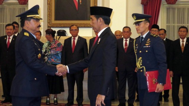 Hadi Tjahjanto bersalaman dengan Presiden Jokowi. (Foto: Yudhistira Amran Saleh/kumparan)