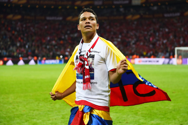 Bacca usai memenangi Liga Europa 2015. (Foto: Shaun Botterill/Getty Images)