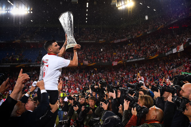 Reyes dengan trofi Liga Europa 2016. (Foto: David Ramos/Getty Images)