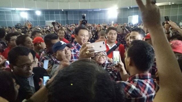 Ahok berfoto dengan masyarakat. (Foto: Wandha Nur/kumparan)