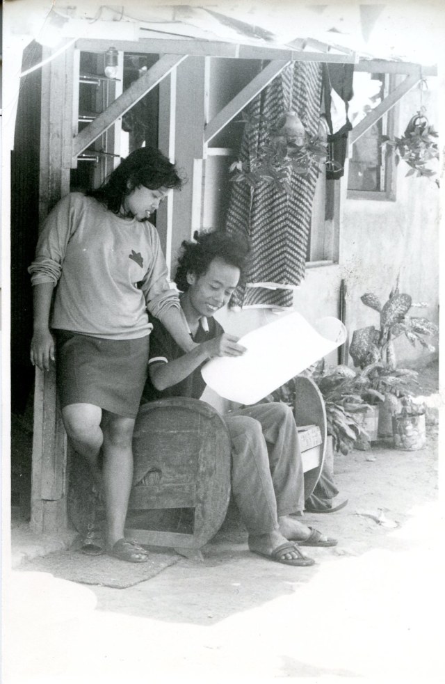 Wiji Thukul bersama istrinya. (Foto: Dokumentasi pribadi Wahyu Susilo)