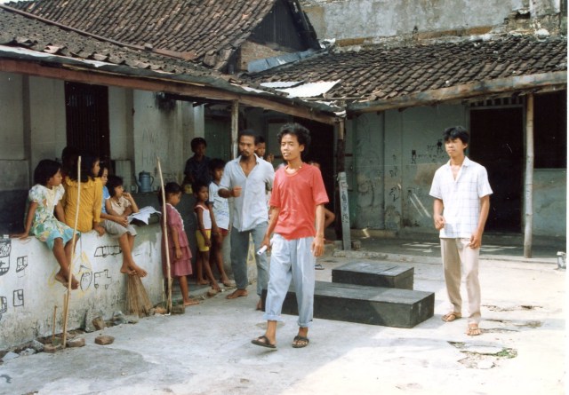 Wiji Thukul muda usai membacakan puisi. (Foto: Dokumentasi pribadi Wahyu Susilo)