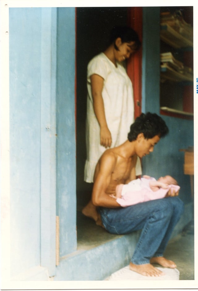 Wiji Thukul bersama istri dan anaknya. (Foto: Dokumentasi pribadi Wahyu Susilo)