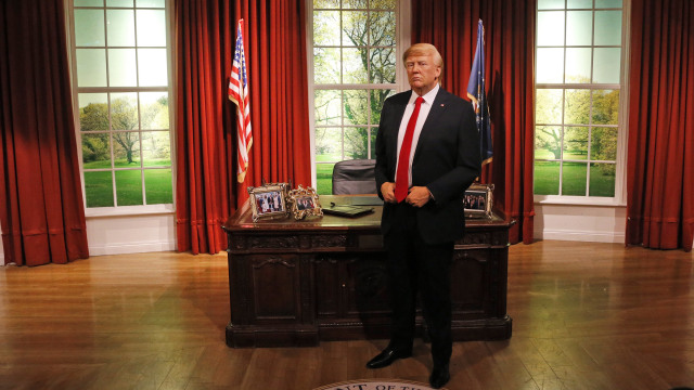 Patung Trump diletakkan di mock-up Oval Office (Foto: Frank Augstein/AP)