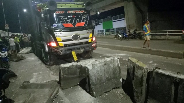 Truk menabrak separator dan dua motor (Foto: M. Iqbal/kumparan)