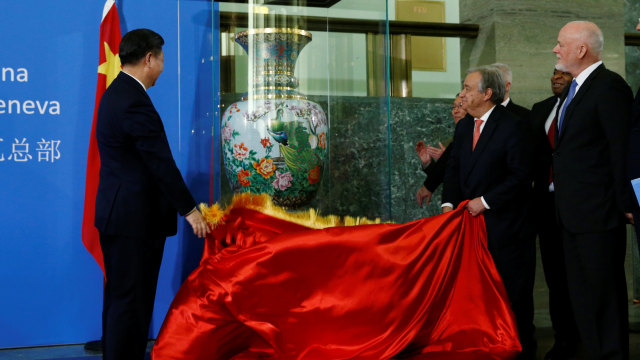 Xi Jinping membuka cendera mata di Jenewa (Foto: Denis Balibouse/REUTERS)