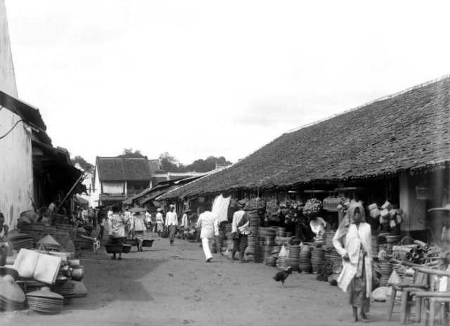 Pasar Senen di era sebelum modern. (Foto: Wikimedia Commons)