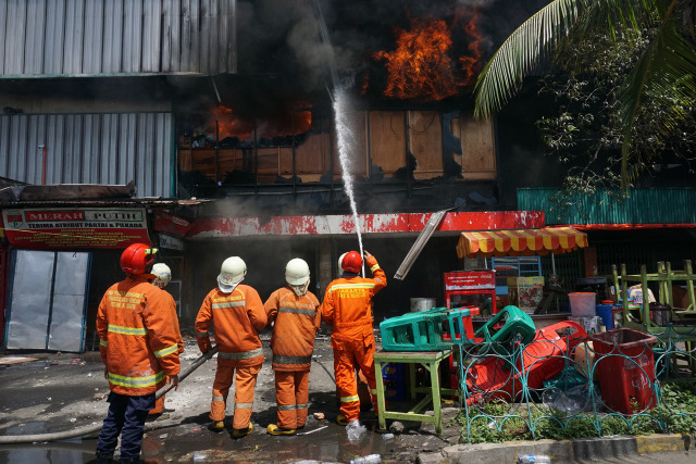 Pemadam coba taklukan si jago merah. (Foto: Aditia Noviansyah/kumparan)