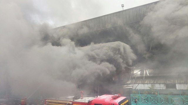 Kepulan asap di lokasi kebakaran Pasar Senen. (Foto: Aria Pradana/kumparan)