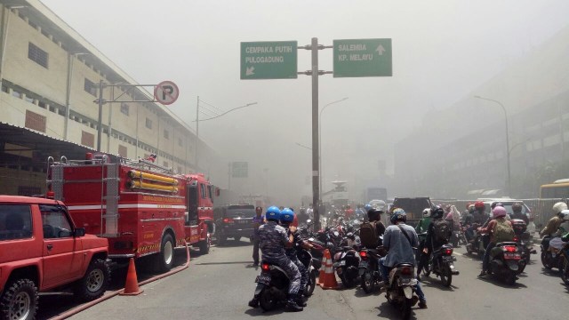 Kepulan asap di sekitar jalan Pasar Senen. (Foto: Aria Pradana/kumparan)