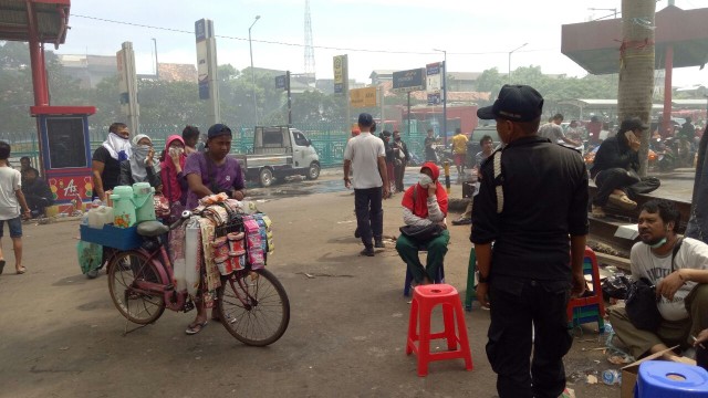 Penjual kopi keliling di Pasar Senen (Foto: Muhammad Iqbal/kumparan)