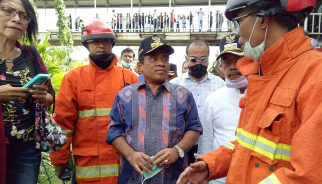 Sumarsono berbincang dengan petugas pemadam. (Foto: Kevin Septhama K/kumparan)