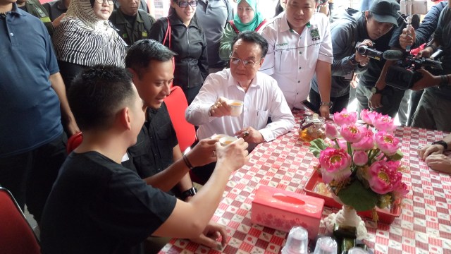 Saat di Glodok, Agus dijamu teh. (Foto: Amanaturrosyidah Ochi/kumparan)