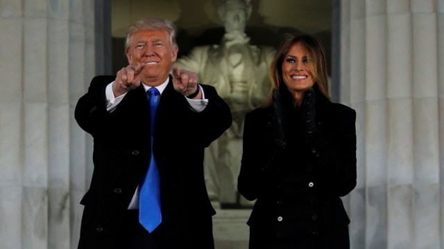 Donald Trump dan Melania Trump. (Foto: Jonathan Ernst/reuters)