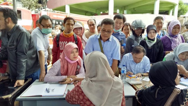 Antusiasme pemilik kios untu antre kios pengganti (Foto: Aprilandika Hendra/kumparan)