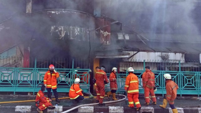 Petugas damkar Pasar Senen bertugas menahan lelah. (Foto: Aprilandika Pratama/kumparan)