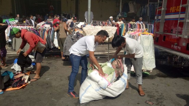 Pedagang menjual murah dagangan yang selamat. (Foto: Nikolaus Harbowo/kumparan)