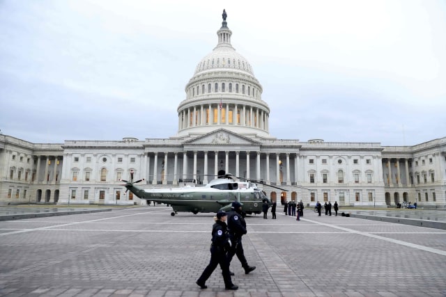 Helikopter militer hadir jelang inaugurasi Trump. (Foto: Rob Carr/Reuters)