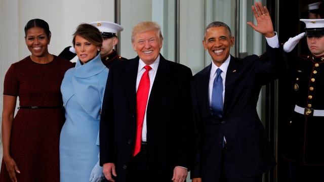 Michelle Obama dan Melania Trump turut hadir. (Foto: Jonathan Ernst/Reuters)