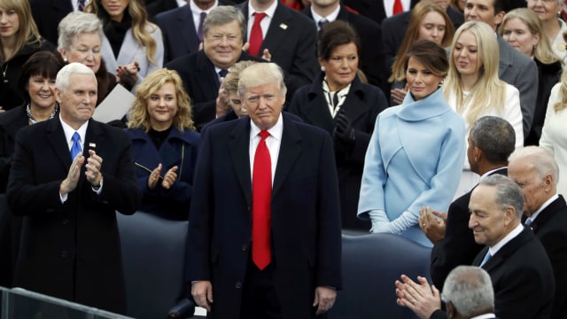 Tepuk tangan saat inaugurasi Trump. (Foto: Lucy Nicholson/Reuters)