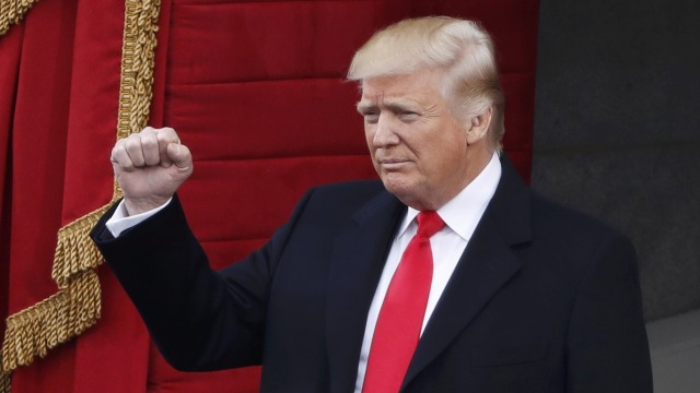Kepalan tangan Donald Trump. (Foto: Lucy Nicholson/Reuters)