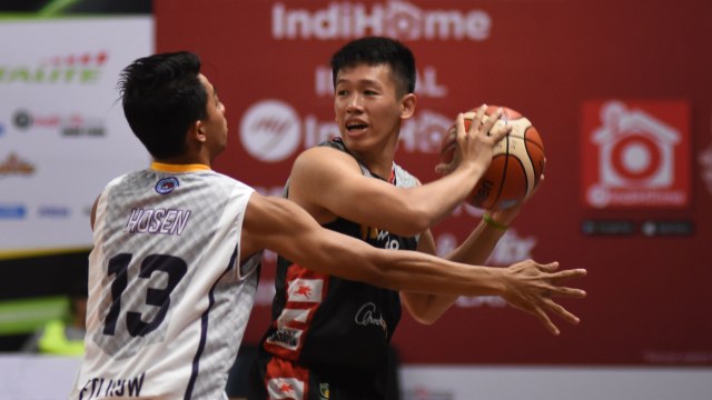 Pebasket Aspac Jakarta Abraham Damar (kanan). (Foto: M Risyal Hidayat/Antara)