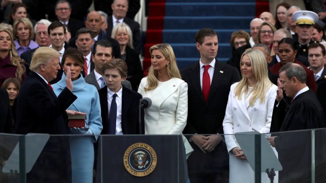 Trump mengucapkan sumpah pelantikan Presiden. (Foto: REUTERS/Lucy Nicholson)