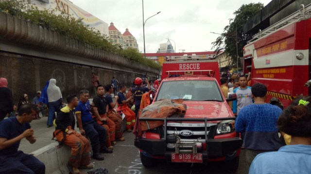 Tim pemadam kebakaran di Pasar Senen (Foto: Anggi Dwiky/kumparan)