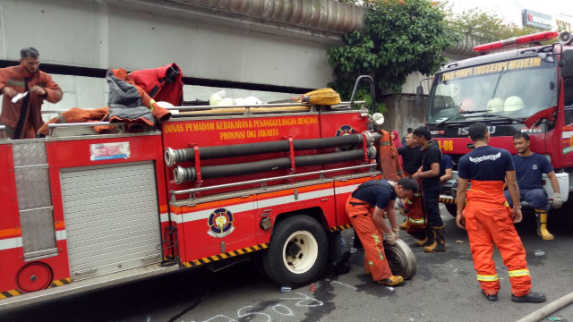 Mobil pemadam kebakaran hendak pulang. (Foto: Anggi Dwiky/kumparan)