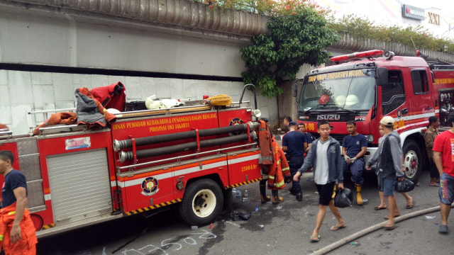 Mobil pemadam kebakaran di Pasar Senen. (Foto: Anggi Dwiky/kumparan)