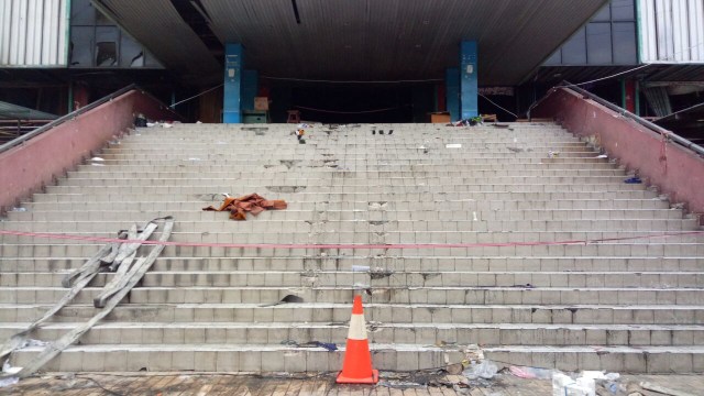 Tangga menuju Pasar Senen pasca kebakaran (Foto: Anggi Dwiky/kumparan)