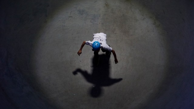 Warga bermain sepatu roda di Kalijodo. Foto: Aditia Noviansyah/kumparan