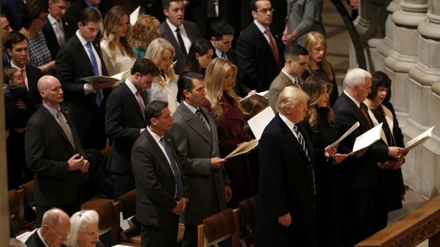 Trump berdoa di gereja pasca pelantikan. (Foto: Reuters/Kevin Lamarque)