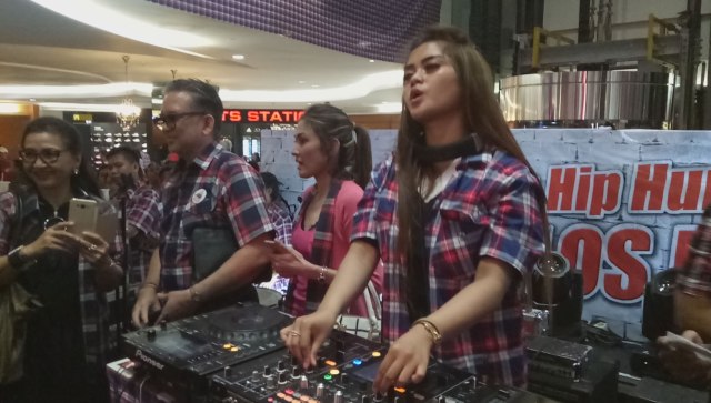 DJ di acara Hip Hip Hura para pendukung Ahok. (Foto: Mustaqim Amna/kumparan)