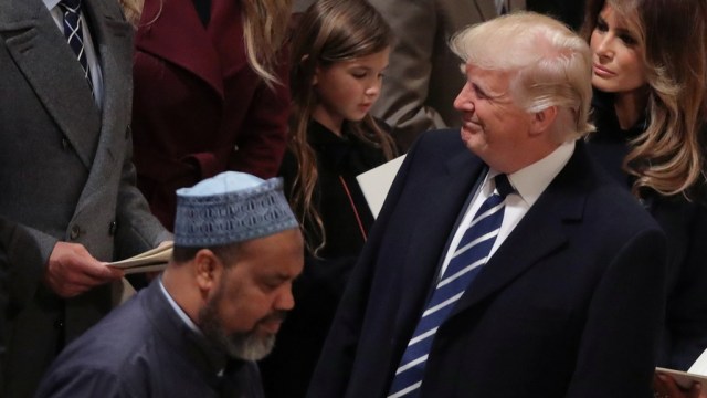 Trump dan Imam Mohamed Magid. (Foto: REUTERS/Carlos Barria)