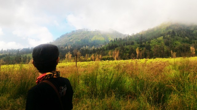 Menikmati pemandangan di taman wisata Kawah Ijen. (Foto: Naufal Abdurrasyid/kumparan)