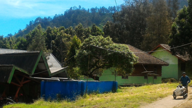 Penambang belerang yang menggunakan troli. (Foto: Naufal Abdurrasyid/kumparan)