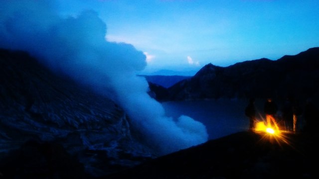 Pemandangan Kawah Ijen di pagi hari. (Foto: Naufal Abdurrasyid/kumparan)