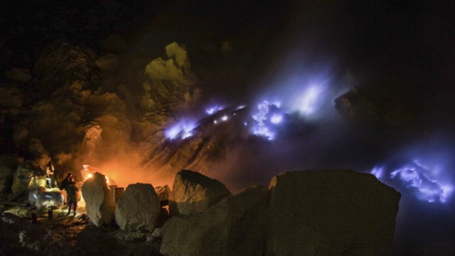 Blue fire di Gunung Ijen. (Foto: Dok. Pemkab Banyuwangi)