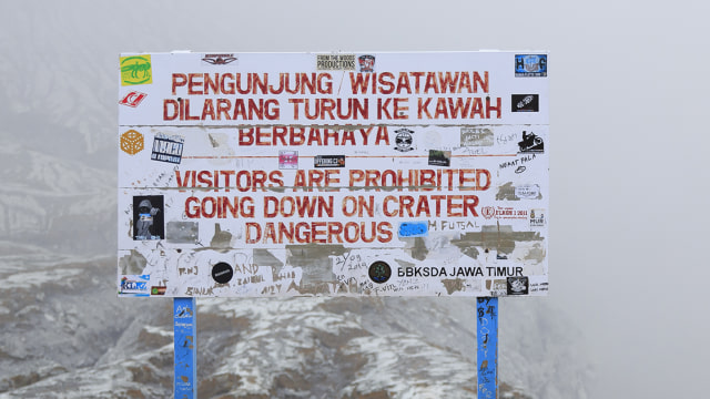 Papan peringatan di Kawah Ijen. (Foto: Uwe Aranas/CE Photo)