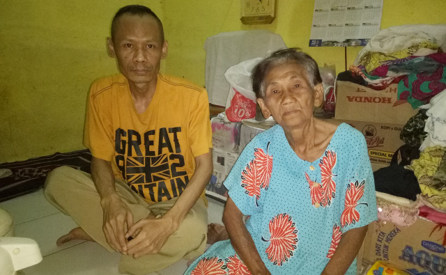 Nenek Saidah (68) dan sang anak, Riyanto. (Foto: Nikolaus Harbowo/kumparan)