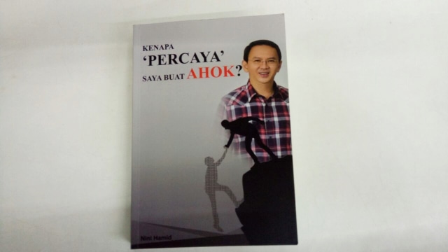 Buku mengenai Ahok yang ditulis Nini Hamid. (Foto: Wandha Nur/kumparan)