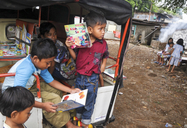 Anak-anak semangat membaca (Foto: Novrian Arbi/Antara)