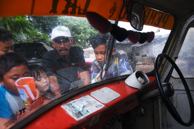 Sutisno bersama anak-anak yang membaca (Foto: Novrian Arbi/Antara)