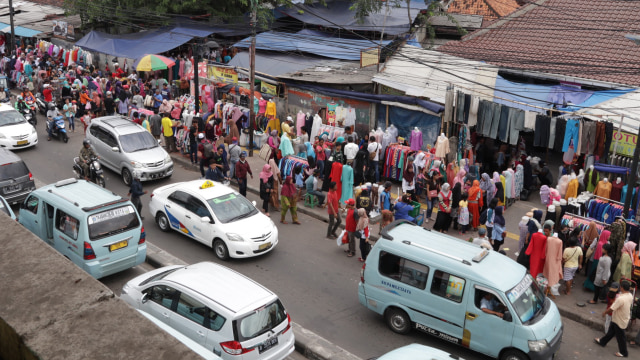 Kegiatan pedagang di trotoar ganggu lalu lintas. Foto: Fanny Kusumawardhani/kumparan