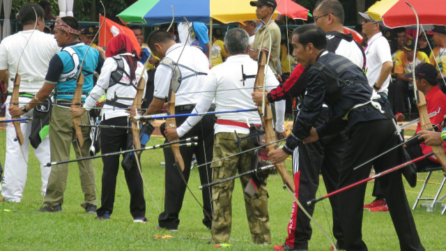 Aksi Jokowi dalam kejuaraan panahan. (Foto: Yudhistira Amran Saleh/kumparan)