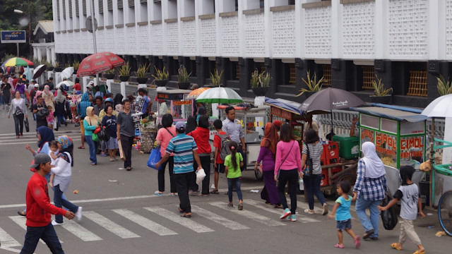 Pedagang penuhi trotoar kawasan Kota Tua (Foto: Fanny Kusumawardhani/kumparan)